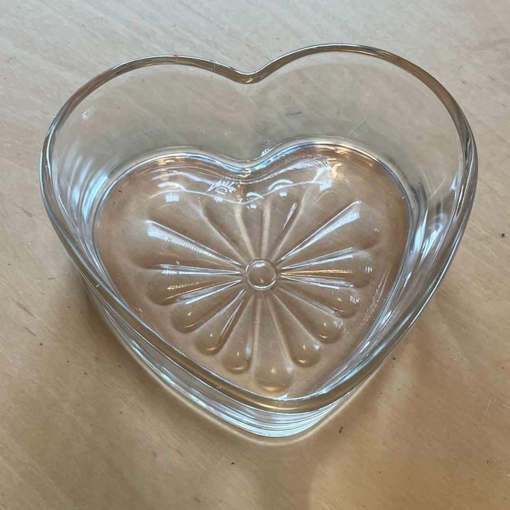 Vintage Libbey Heart Shaped Glass Dish - Picture 4 of 12